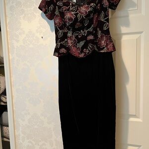 Scott McClintock Elegant Black Midi Skirt with Red Floral Design